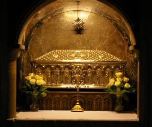 Beneath the high altar you will find the crypt where the silver urn that contains the remains of Saint James is kept.