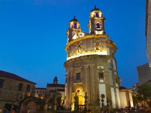 Walk 10 km (6 miles) from Pontevedra to Portela.