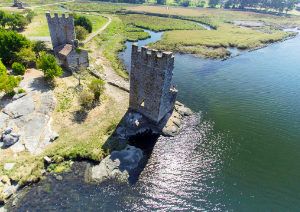 Walk 14 km (9 miles) from Pontecesures to Faramello.