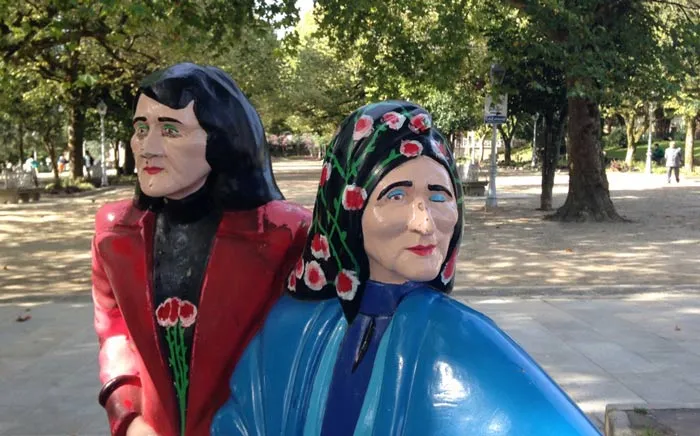The colorful sculpture of Coralia and Maruxa Fandiño in Santiago’s Alameda.