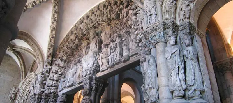 The figure traditionally associated with Master Mateo beneath the Pórtico da Gloria.