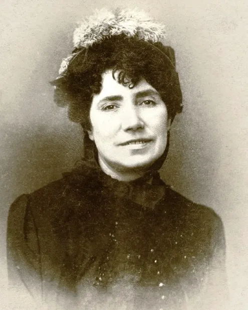 Portrait of the Galician writer Rosalía de Castro, photographed by Luis Sellier around 1880.